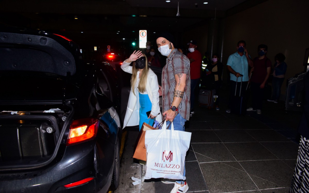 Carla Diaz e o namorado, o vereador Felipe Becari, desembarcam no Aeroporto de Congonhas, em S&atilde;o Paulo, na noite desta sexta-feira