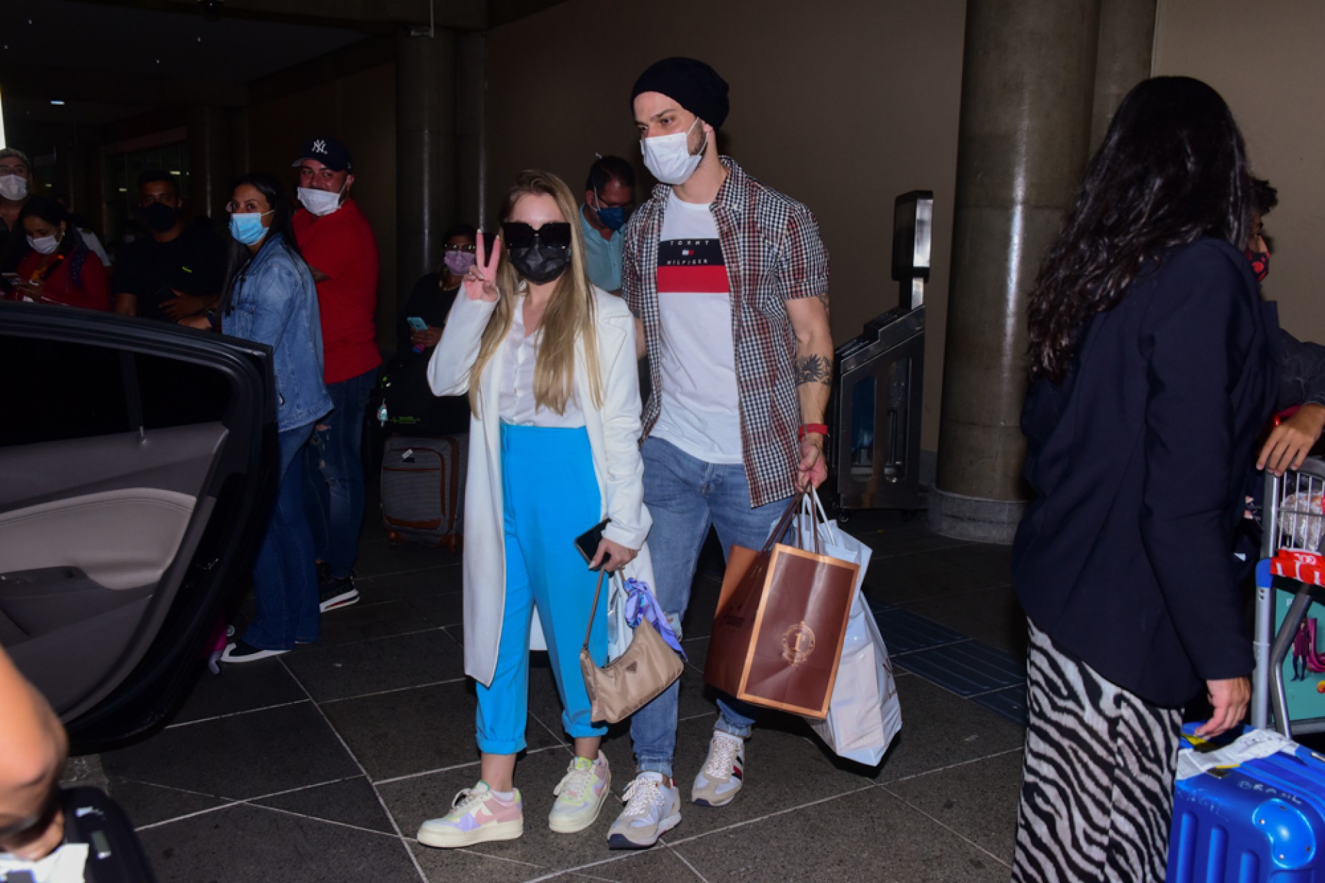 Carla Diaz e o namorado, o vereador Felipe Becari, desembarcam no Aeroporto de Congonhas, em São Paulo, na noite desta sexta-feira - Leo Franco / Ag. News