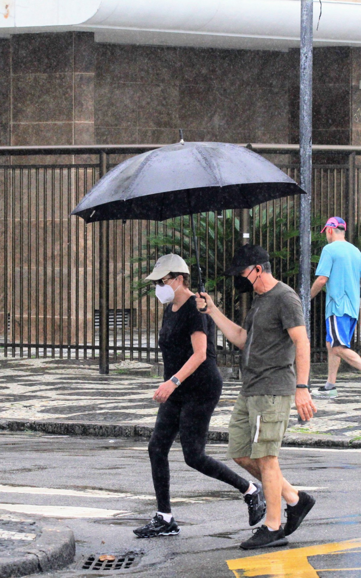 Ex-presidente Dilma Rousseff faz caminhada na orla do Rio na tarde chuvosa de s&aacute;bado
