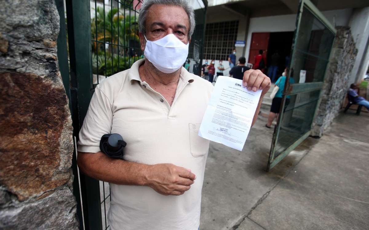 Rio,09/01/2022- ESTACIO, Clube do Sevidor Publico, aumento do numero de casos de covid no Estado, populacao lota quardra de espoetes do clube , para fazer teste contra covid. Na foto. Romualdo Pereira, testou nagativo.Foto: Cleber Mendes/Agência O Dia
