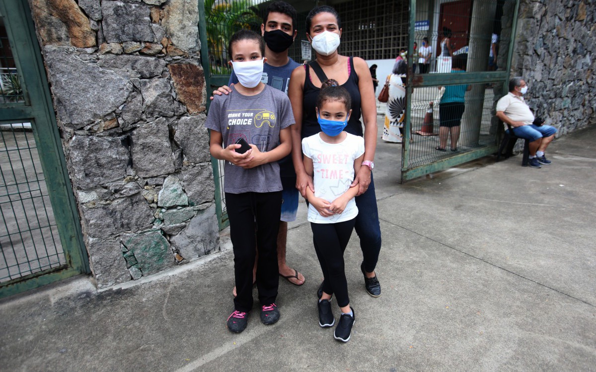 Rio,09/01/2022- ESTACIO, Clube do Sevidor Publico, aumento do numero de casos de covid no Estado, populacao lota quardra de espoetes do clube , para fazer teste contra covid. Na foto. Karina Costa Macario com sobrinhos, todos testaram negativo.Foto: Cleber Mendes/Agência O Dia