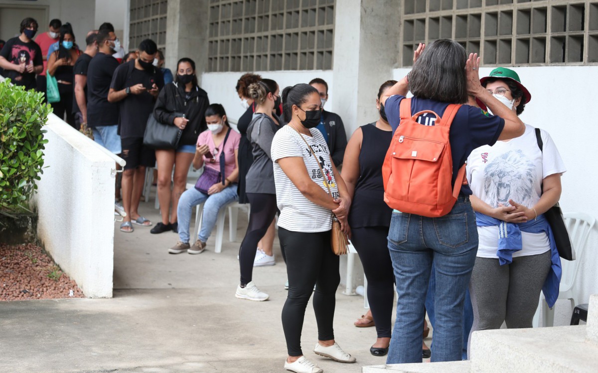 Rio,09/01/2022- ESTACIO, Clube do Sevidor Publico, aumento do numero de casos de covid no Estado, populacao lota quardra de espoetes do clube , para fazer teste contra covid. Na foto. fila pra testagem.Foto: Cleber Mendes/Agência O Dia