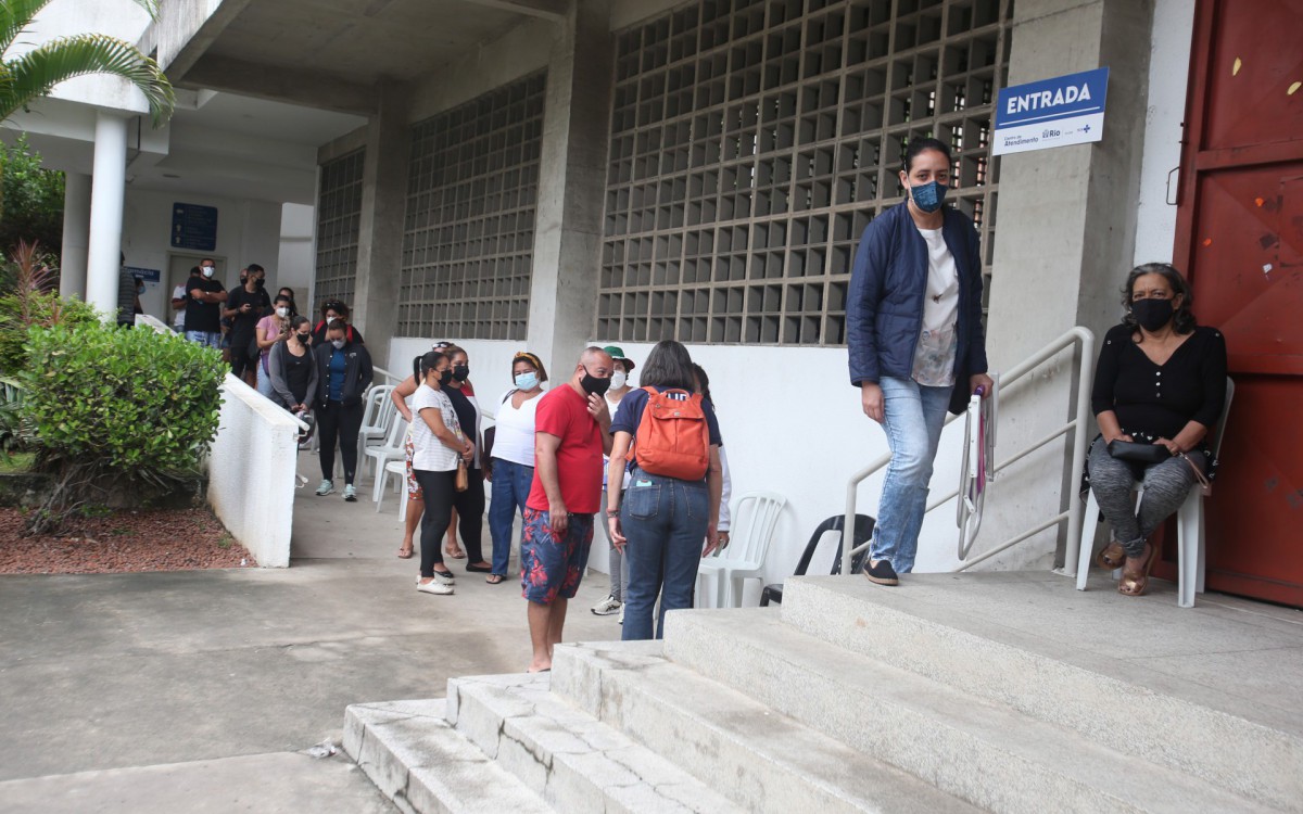 Rio,09/01/2022- ESTACIO, Clube do Sevidor Publico, aumento do numero de casos de covid no Estado, populacao lota quardra de espoetes do clube , para fazer teste contra covid. Na foto. fila pra testagem.Foto: Cleber Mendes/Agência O Dia
