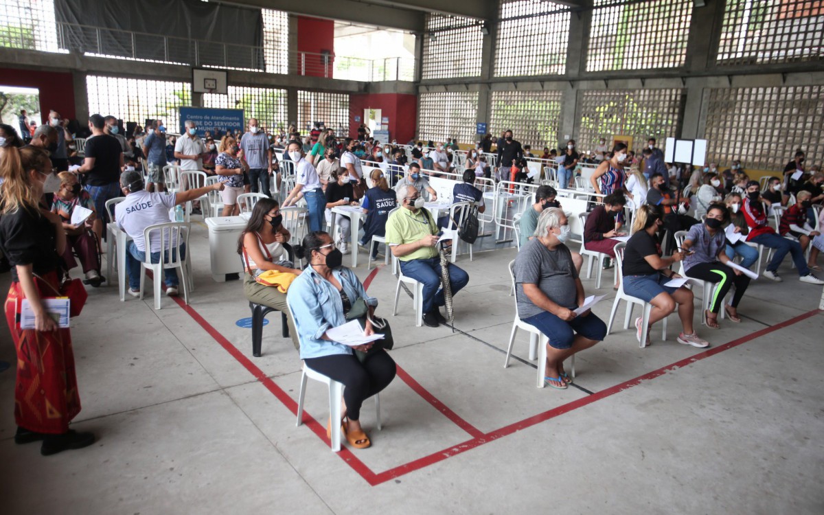 Rio,09/01/2022- ESTACIO, Clube do Sevidor Publico, aumento do numero de casos de covid no Estado, populacao lota quardra de espoetes do clube , para fazer teste contra covid. Na foto. espera pra fazer a testagem.Foto: Cleber Mendes/Agência O Dia