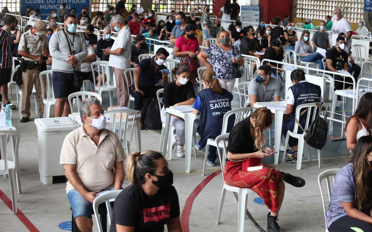 Rio,09/01/2022- ESTACIO, Clube do Sevidor Publico, aumento do numero de casos de covid no Estado, populacao lota quardra de espoetes do clube , para fazer teste contra covid. Na foto. espera pra fazer a testagem.Foto: Cleber Mendes/Agência O Dia