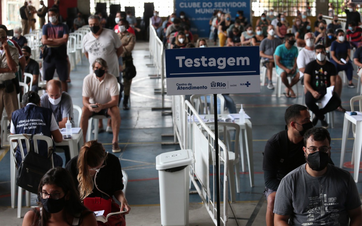 Rio,09/01/2022- ESTACIO, Clube do Sevidor Publico, aumento do numero de casos de covid no Estado, populacao lota quardra de espoetes do clube , para fazer teste contra covid. Na foto. espera pra fazer a testagem.Foto: Cleber Mendes/Agência O Dia