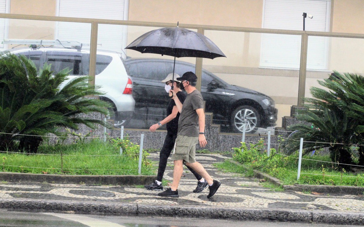 Ex-presidente Dilma Rousseff faz caminhada na orla do Rio na tarde chuvosa de s&aacute;bado
