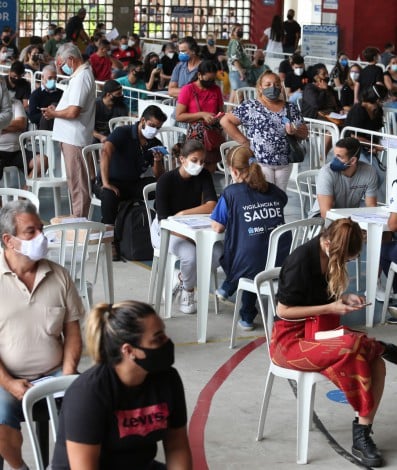 Mesmo sendo domingo, os centros de testagem da Prefeitura do Rio ficaram entupidos de gente