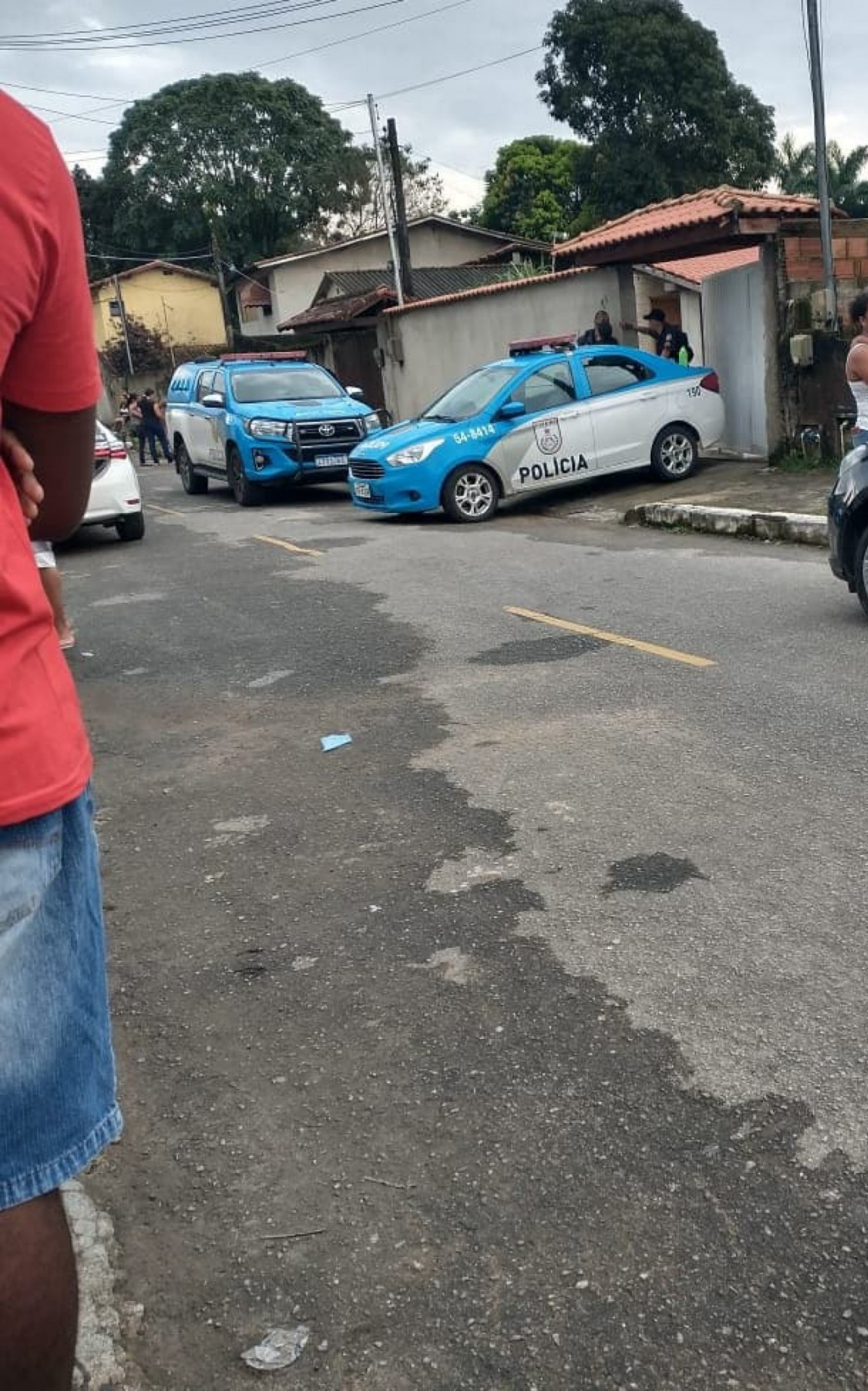 Mulher &eacute; presa ap&oacute;s matar a facadas seus dois filhos, um de tr&ecirc;s anos e outro de cinco anos, na Regi&atilde;o Metropolitana 