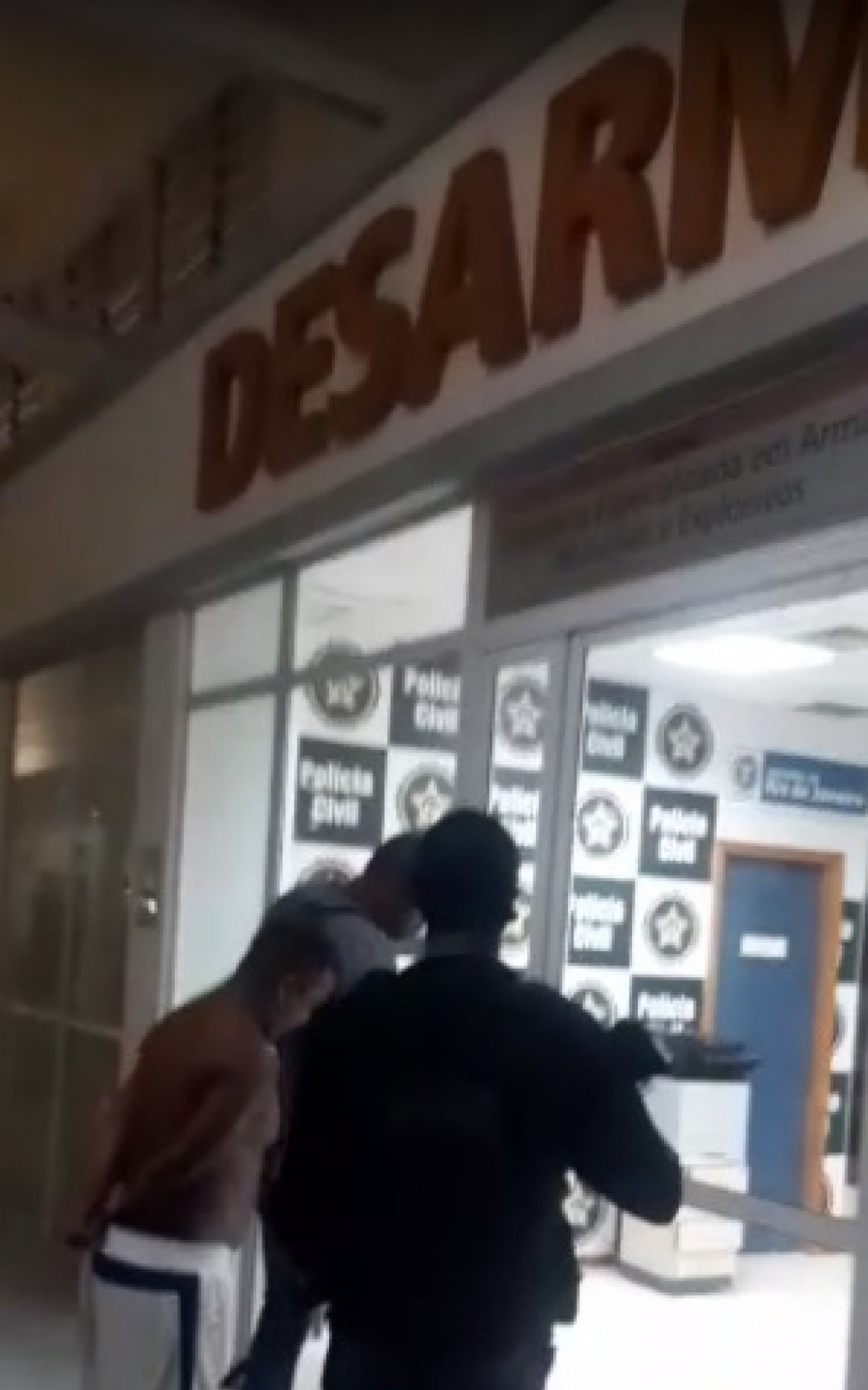 J&uacute;nior da 29 chega &agrave; Cidade da Pol&iacute;cia. Gerente do tr&aacute;fico da Vila Cruzeiro foi preso na tarde de domingo