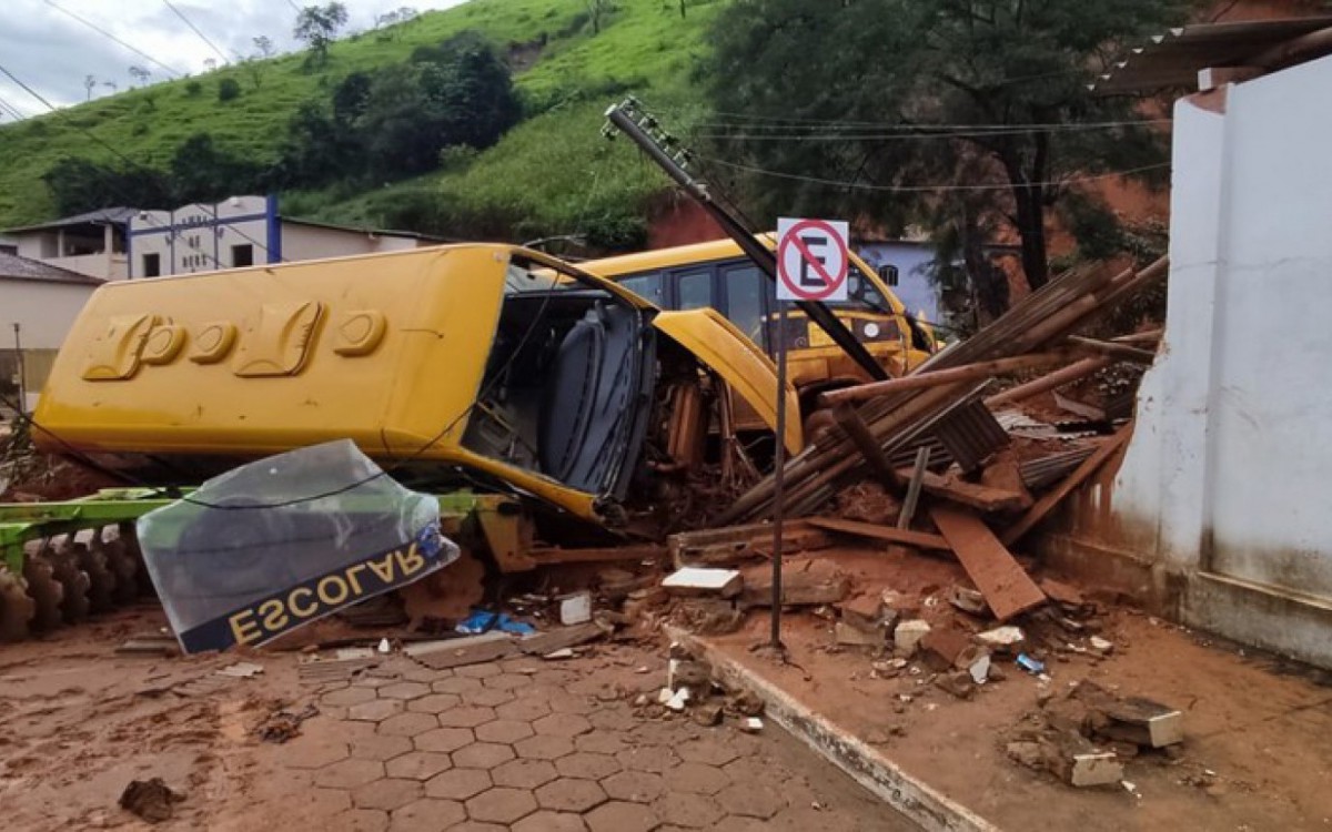 Prefeitura de Dores de Guanhães, em MG, a 64 km, enviou uma ambulância, caminhão-pipa e servidores de diversas áreas para auxiliar na região afetada