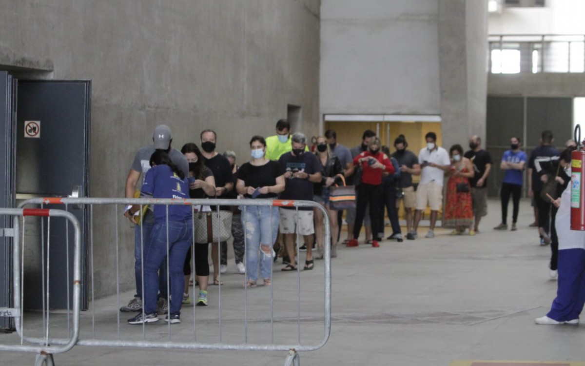 Fila de vacinação contra a covid-19 na Cidade das Artes, na Barra - MARCOS PORTO/AGENCIA O DIA