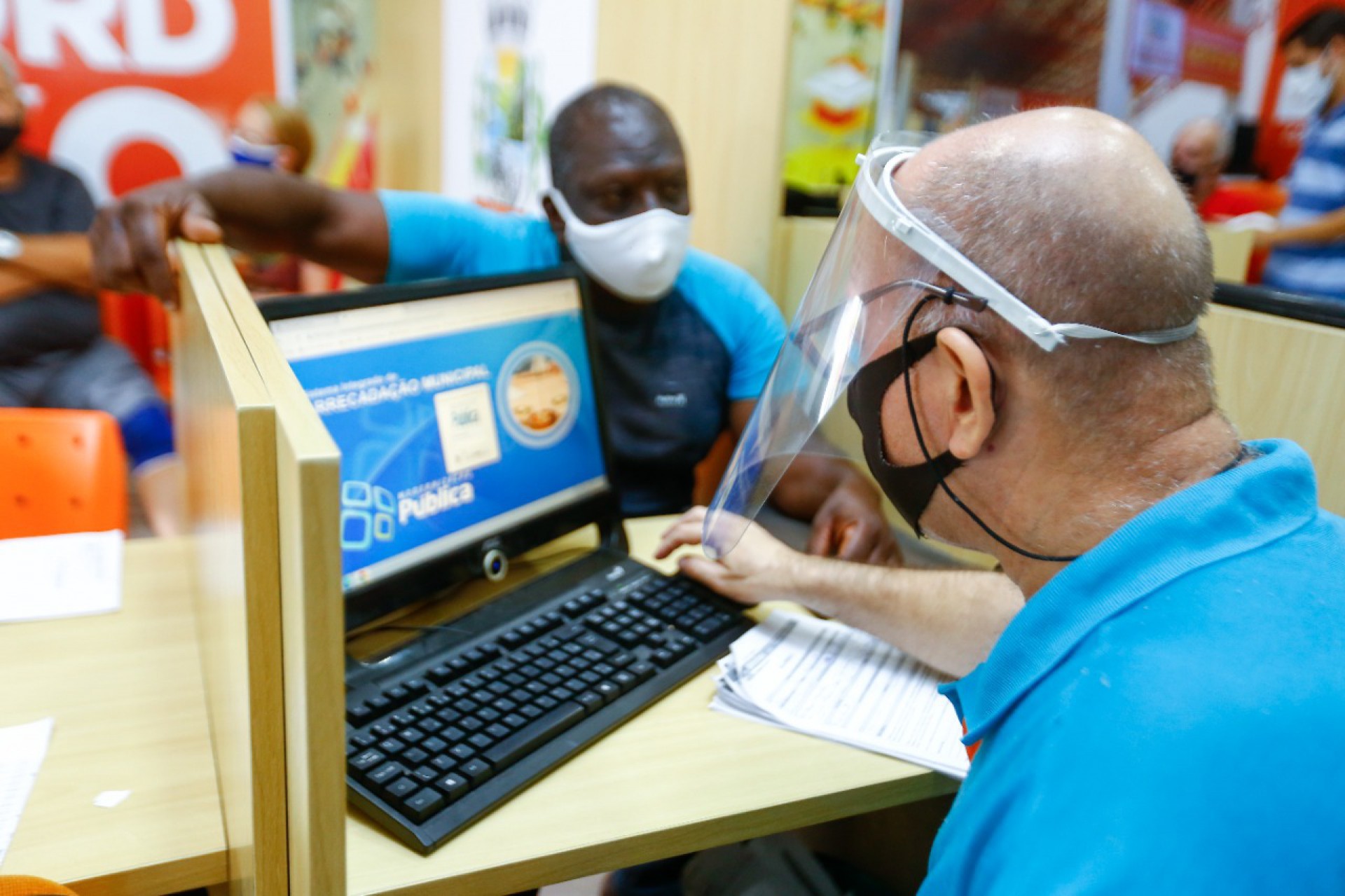 No setor de IPTU os funcion&aacute;rios d&atilde;o todas as explica&ccedil;&otilde;es necess&aacute;rias aos contribuintes - Rafael Barreto / PMBR