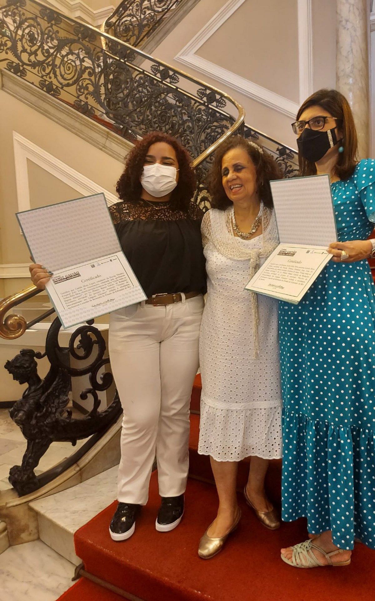 Camila Mota Lopes (cal&ccedil;a branca) foi premiada com a reda&ccedil;&atilde;o e o tema "Onde est&atilde;o as l&iacute;nguas cl&aacute;ssicas"