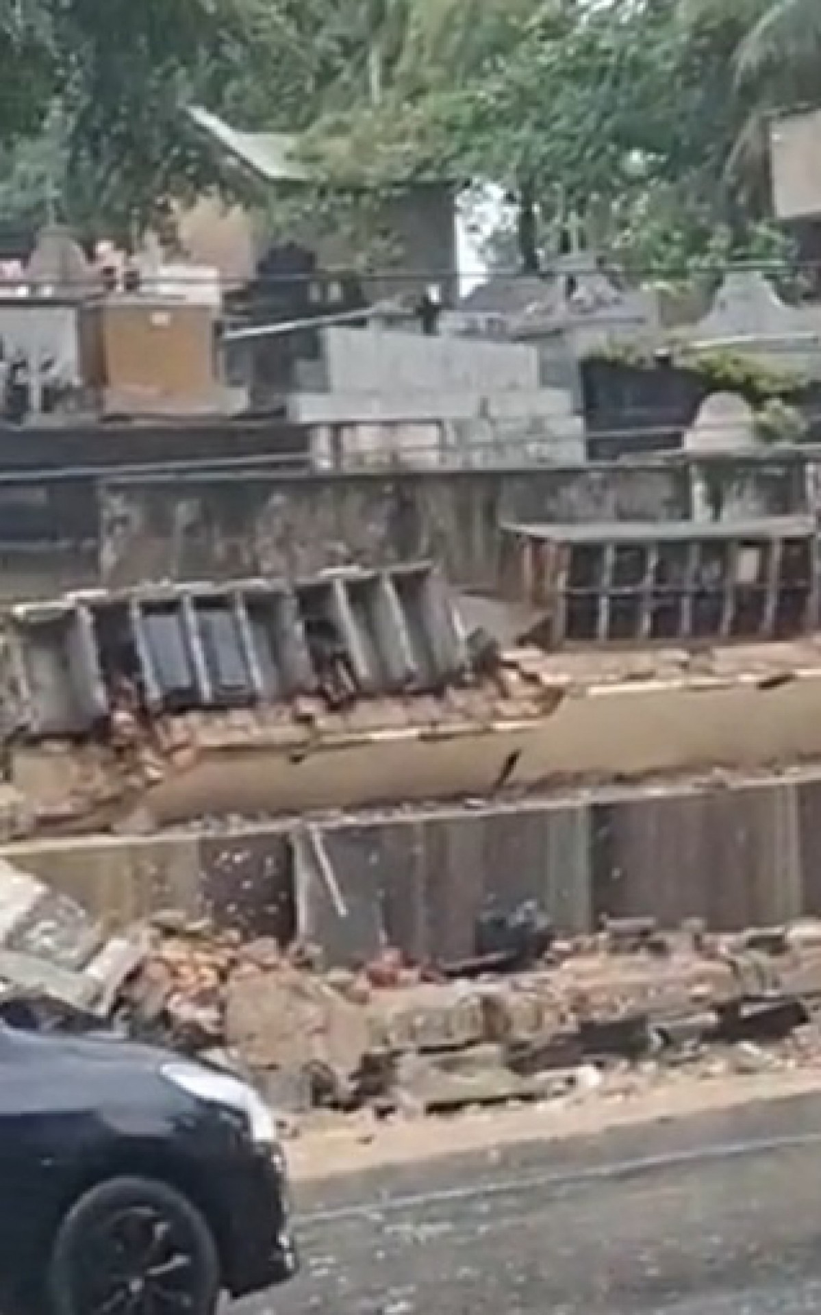 Muro do Cemit&eacute;rio Cacuia, na Ilha do Governador, Zona Norte do Rio, desaba