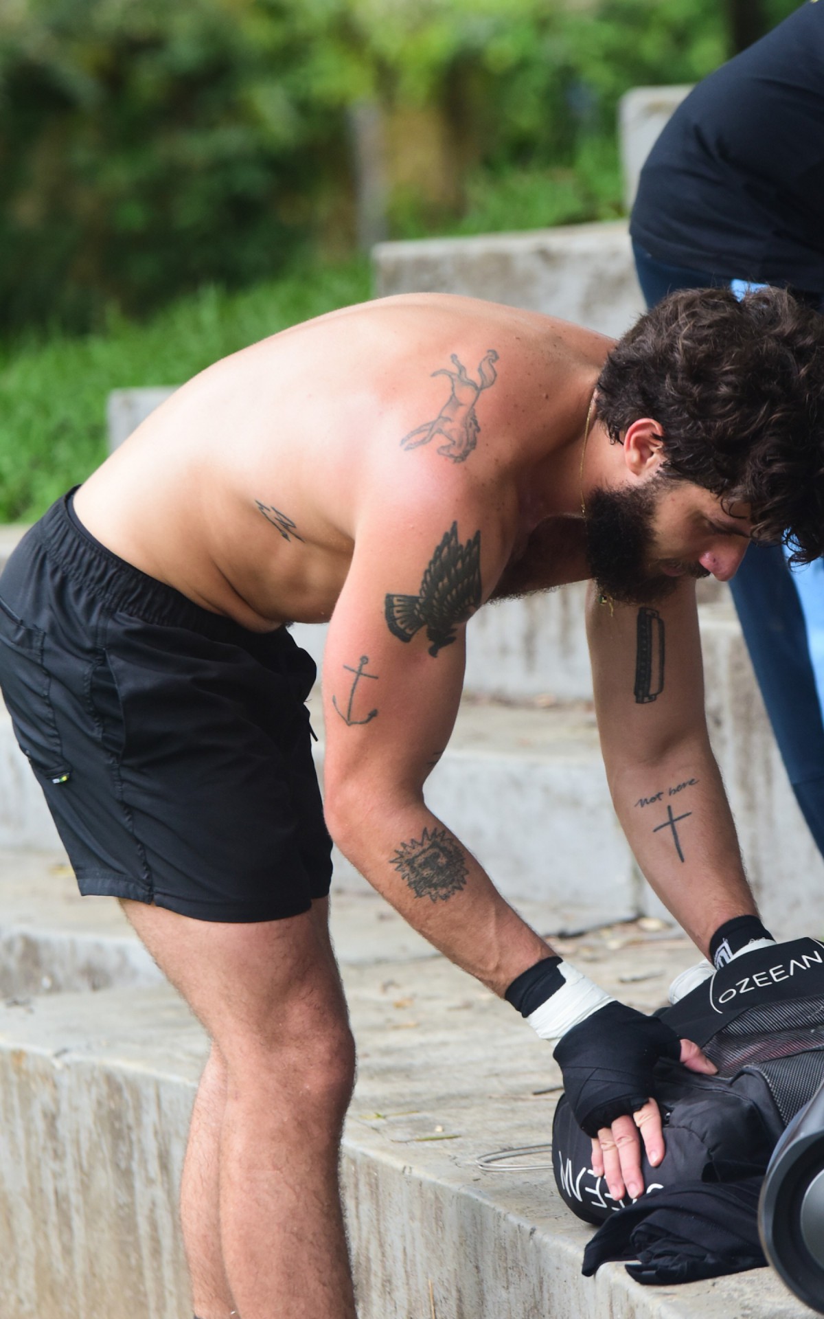 Chay Suede treina boxe em pra&ccedil;a de S&atilde;o Paulo nesta ter&ccedil;a-feira