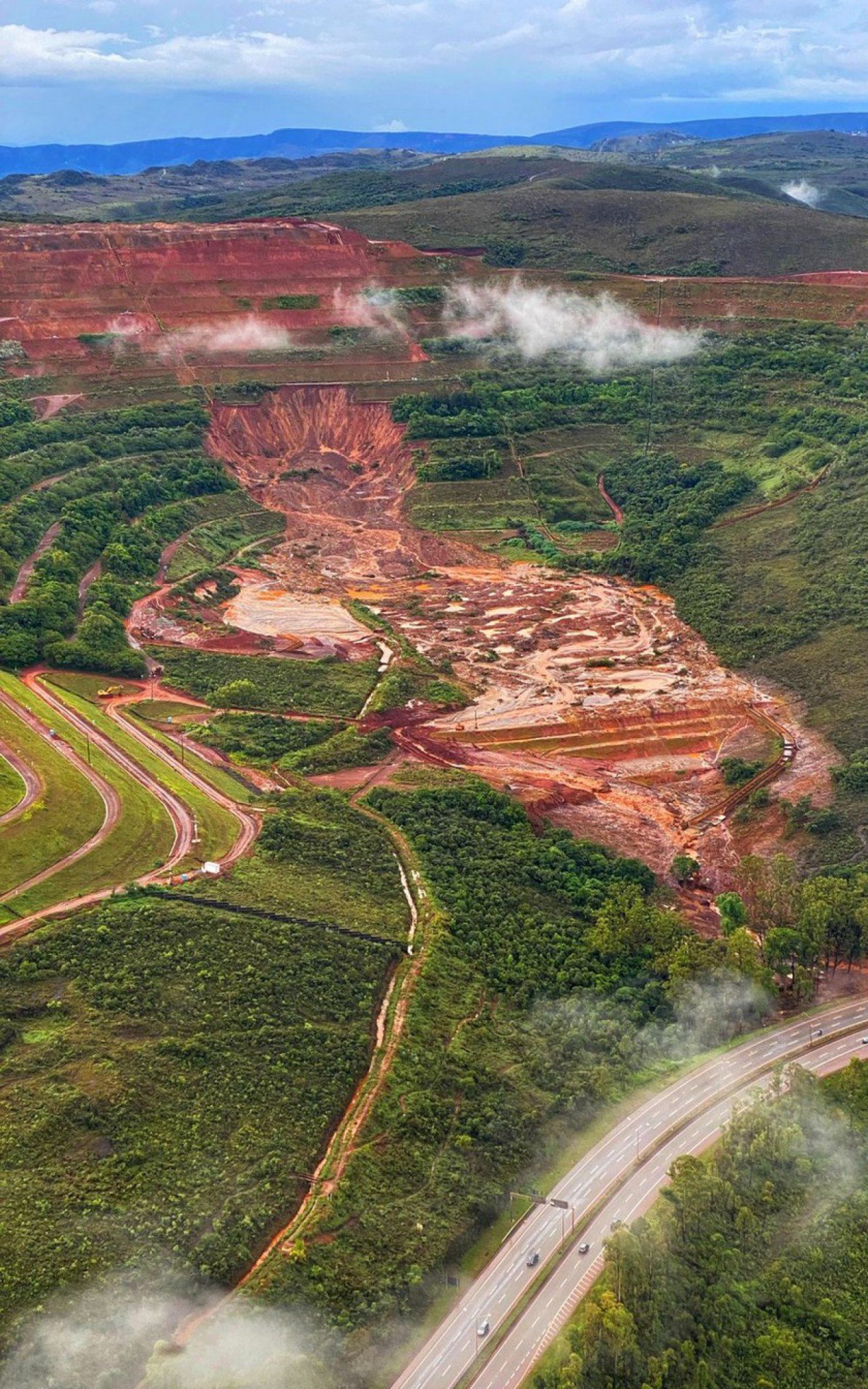 Danos ambientais causados pelo transbordamento do dique da Mina Pau Branco, em Nova Lima, região metropolitana de Belo Horizonte - Dudu Barbatti/Divulgação
