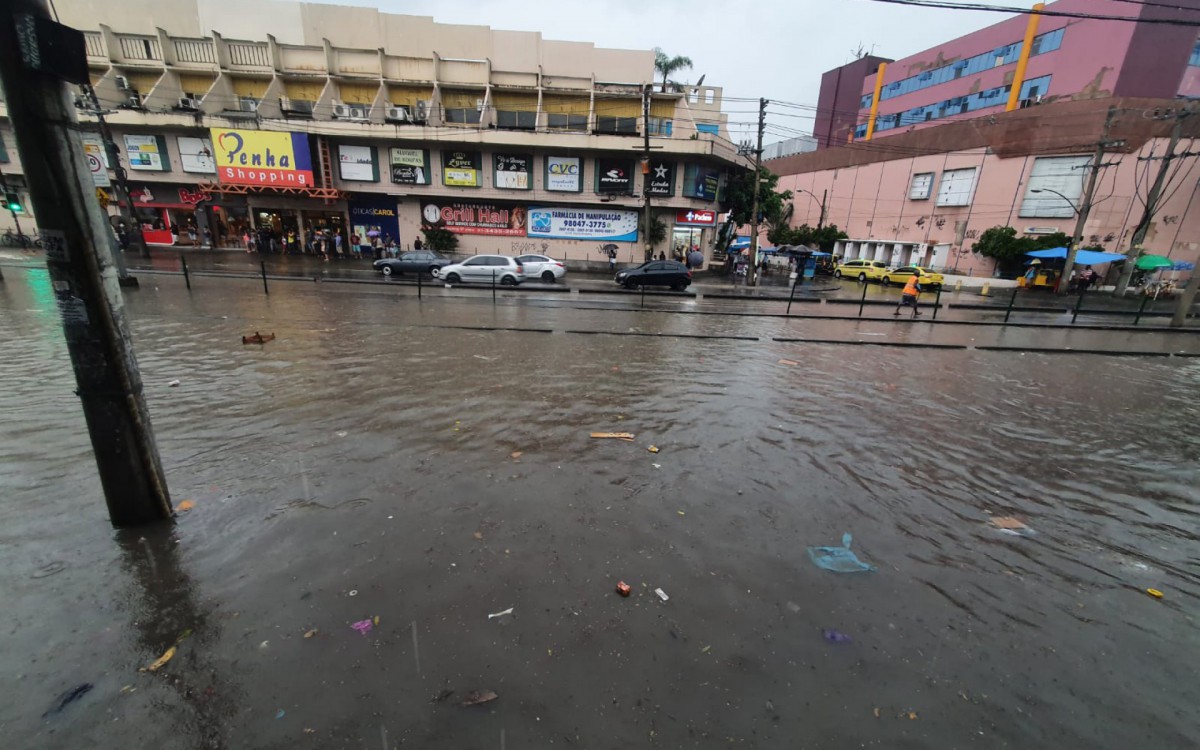 Alagamento em frente ao Penha Shopping, Rio de Janeiro
