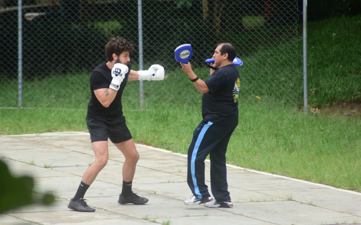 Chay Suede treina boxe em pra&ccedil;a de S&atilde;o Paulo nesta ter&ccedil;a-feira