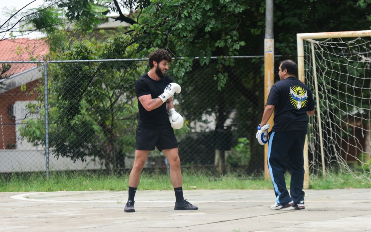 Chay Suede treina boxe em pra&ccedil;a de S&atilde;o Paulo nesta ter&ccedil;a-feira