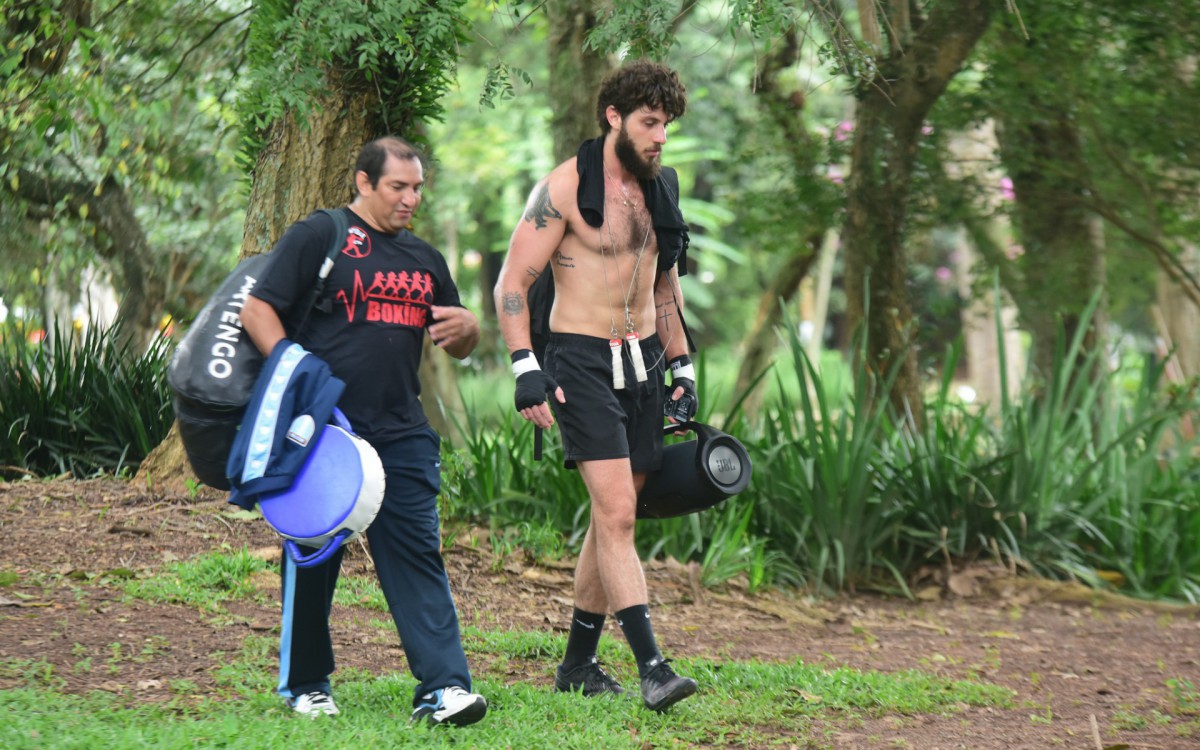 Chay Suede treina boxe em pra&ccedil;a de S&atilde;o Paulo nesta ter&ccedil;a-feira