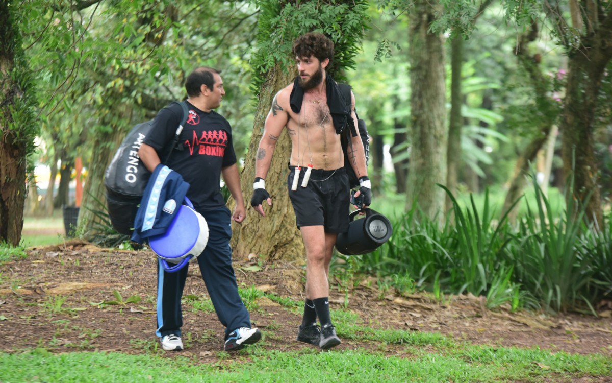 Chay Suede treina boxe em praça de São Paulo nesta terça-feira - Leo Franco / Ag. News