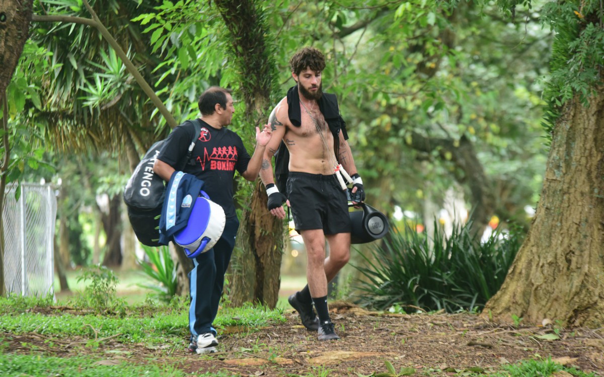 Chay Suede treina boxe em pra&ccedil;a de S&atilde;o Paulo nesta ter&ccedil;a-feira