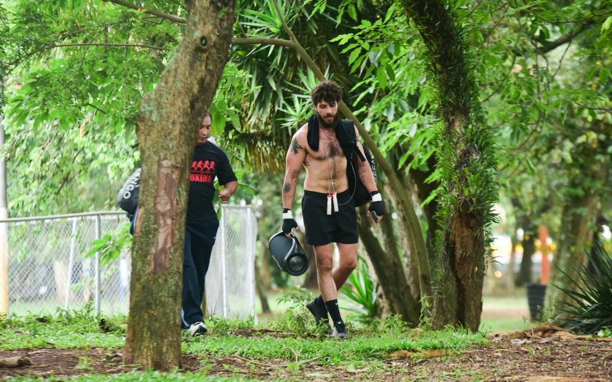 Chay Suede treina boxe em pra&ccedil;a de S&atilde;o Paulo nesta ter&ccedil;a-feira
