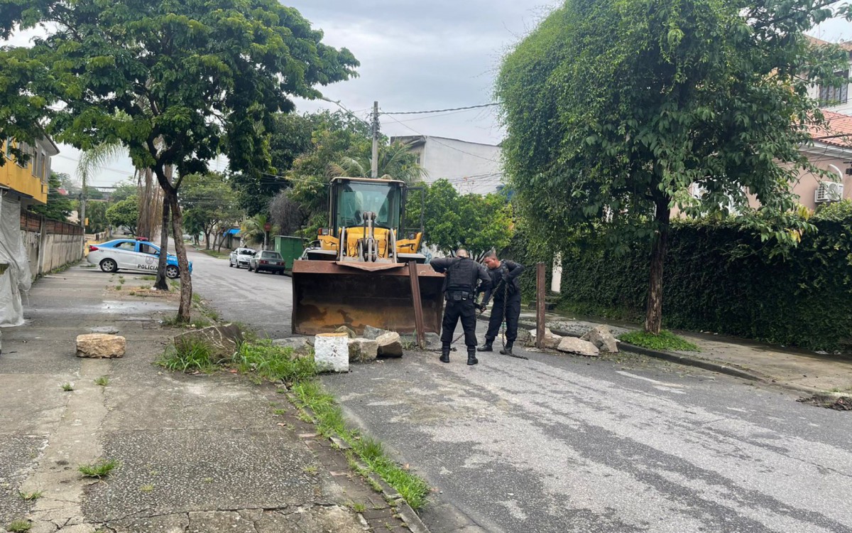 Opera&ccedil;&atilde;o da PM retira barricadas no Complexo da Serrinha, na Zona Norte do Rio