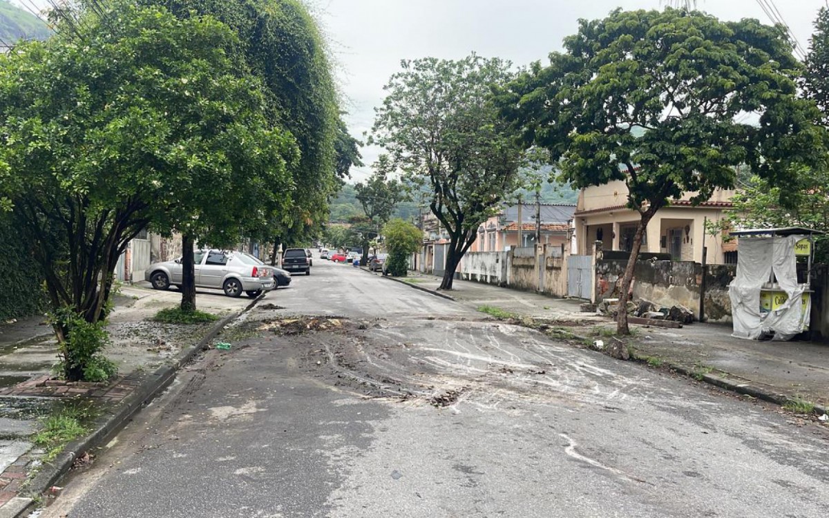 Opera&ccedil;&atilde;o da PM retira barricadas no Complexo da Serrinha, na Zona Norte do Rio