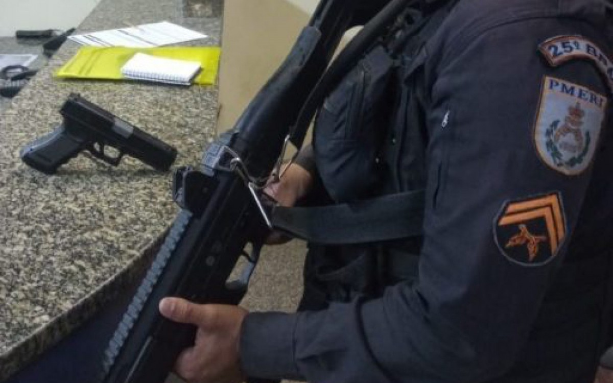 No local foi realizada uma varredura e foi achado um simulacro de pistola.