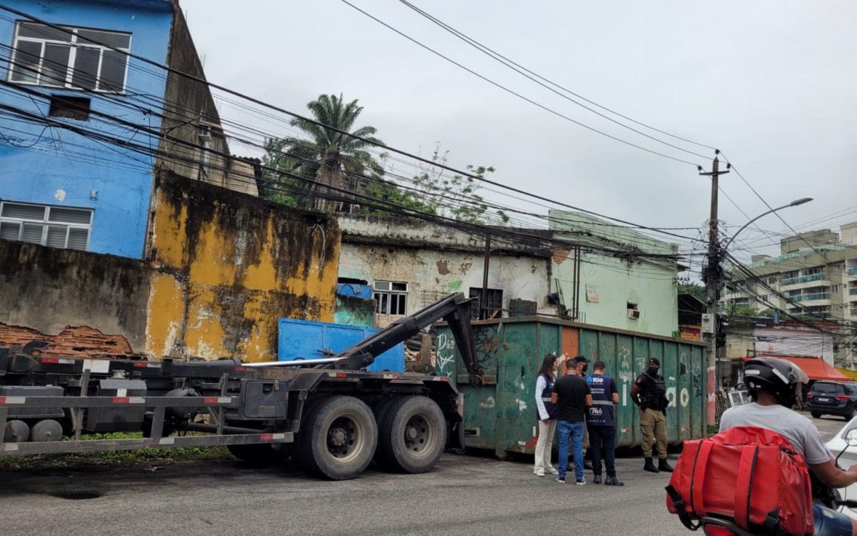 Caçamba que ocupava uma faixa de pedestres e sacos com material inservível foram retirados
