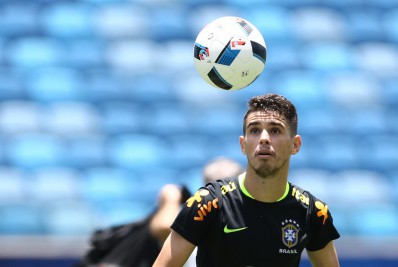 Dirigente do Flamengo afirma que clube chinês ainda não liberou Oscar