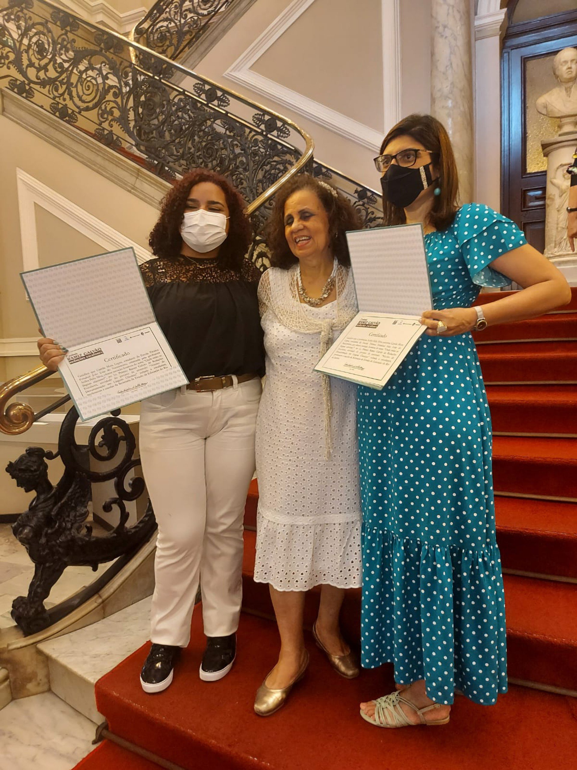 Camila Mota Lopes (calça branca) foi premiada com a redação e o tema 