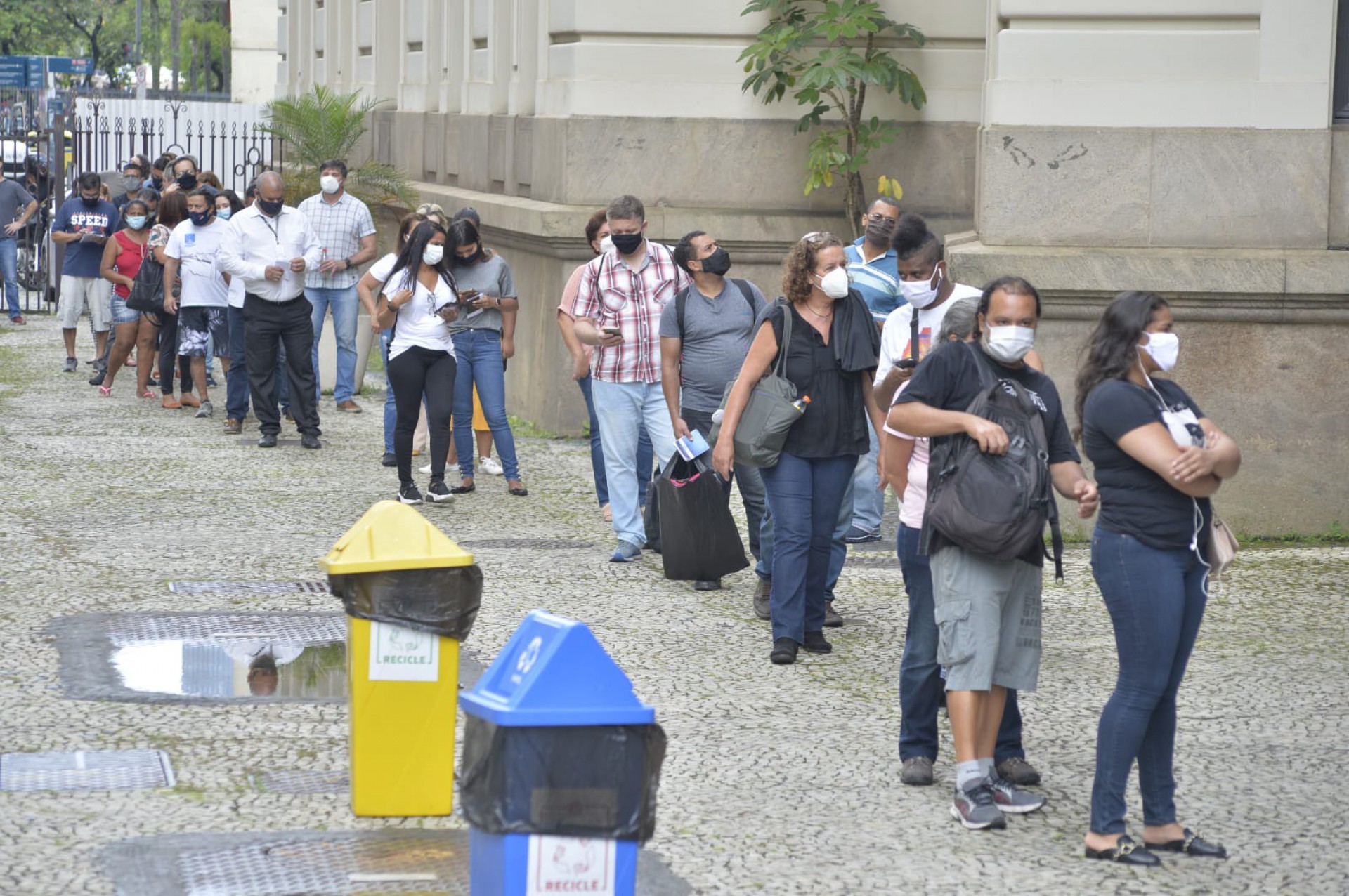 Cariocas formam fila para vacinação no Theatro Municipal, no Centro do Rio - Fabio Costa/ Agência O DIA
