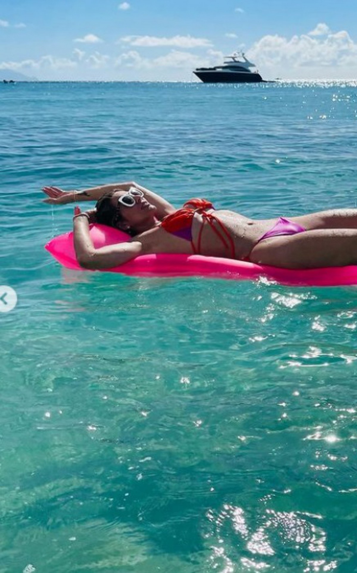 L&iacute;via Andrade ostenta boa forma em cliques de biqu&iacute;ni