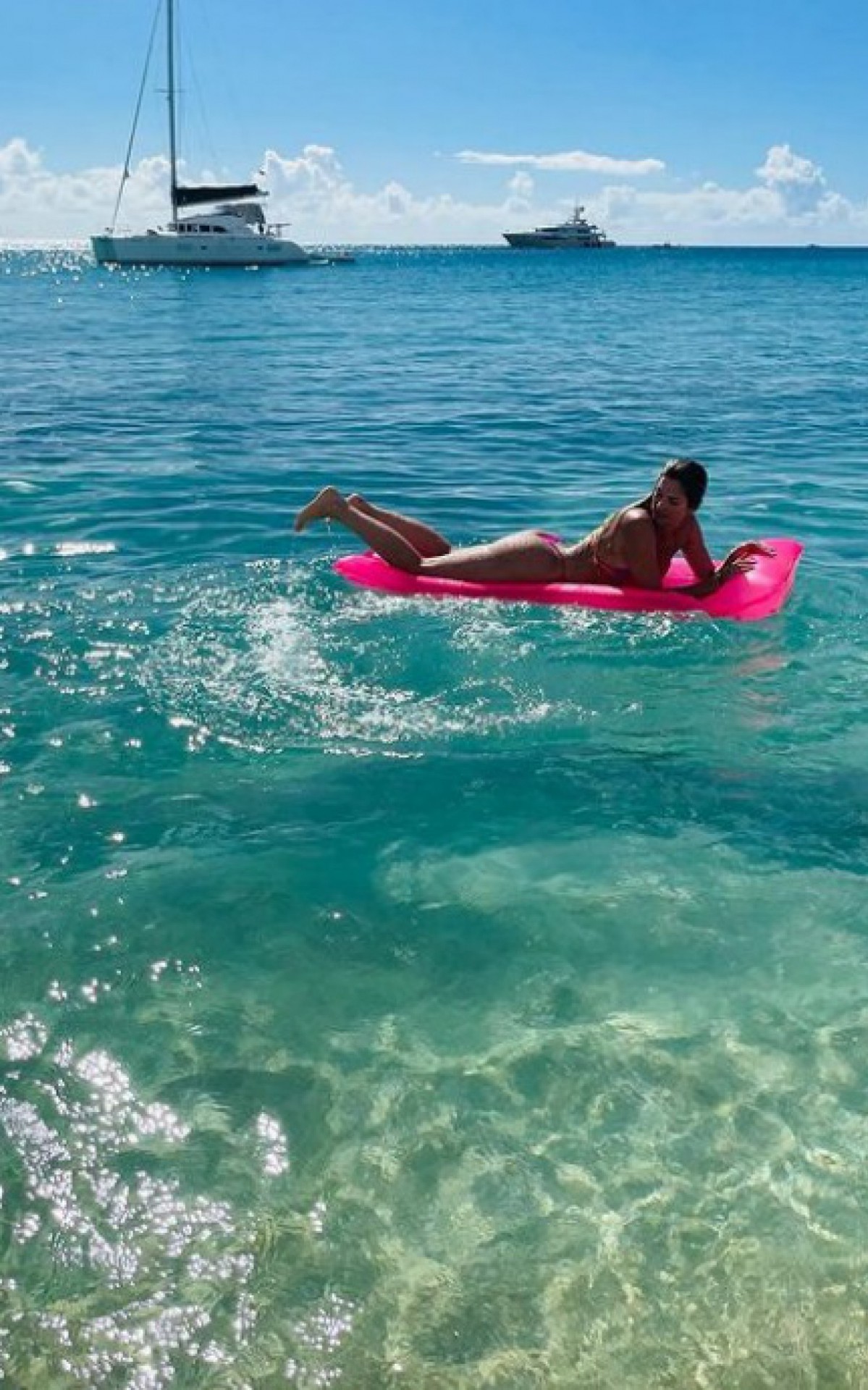 L&iacute;via Andrade ostenta boa forma em cliques de biqu&iacute;ni