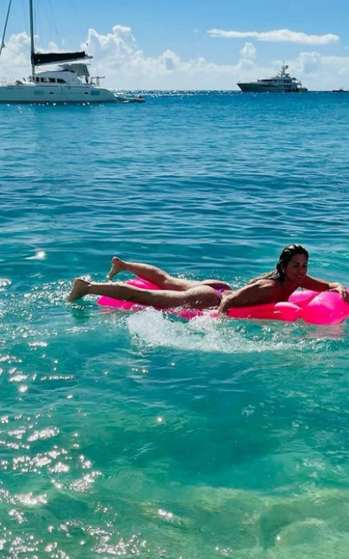 L&iacute;via Andrade ostenta boa forma em cliques de biqu&iacute;ni