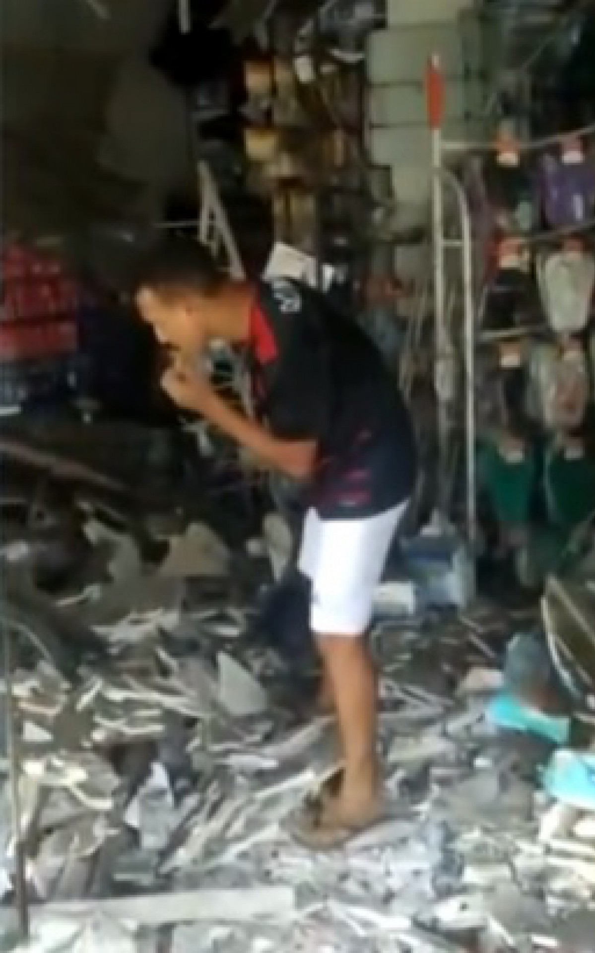 Com o ataque, parte do teto de gesso desabou