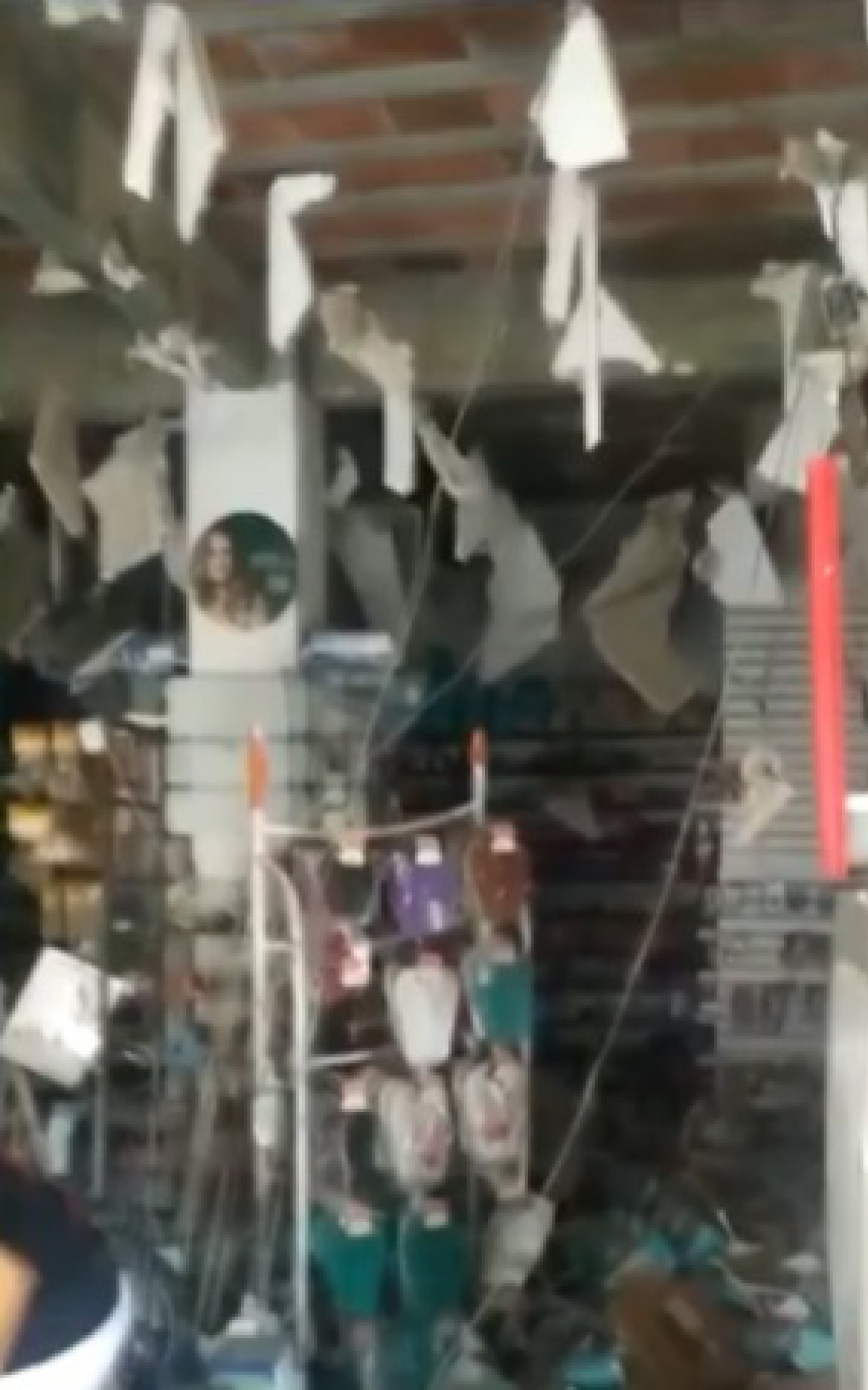 Polícia Militar foi acionada e encontrou parte da farmácia danificada