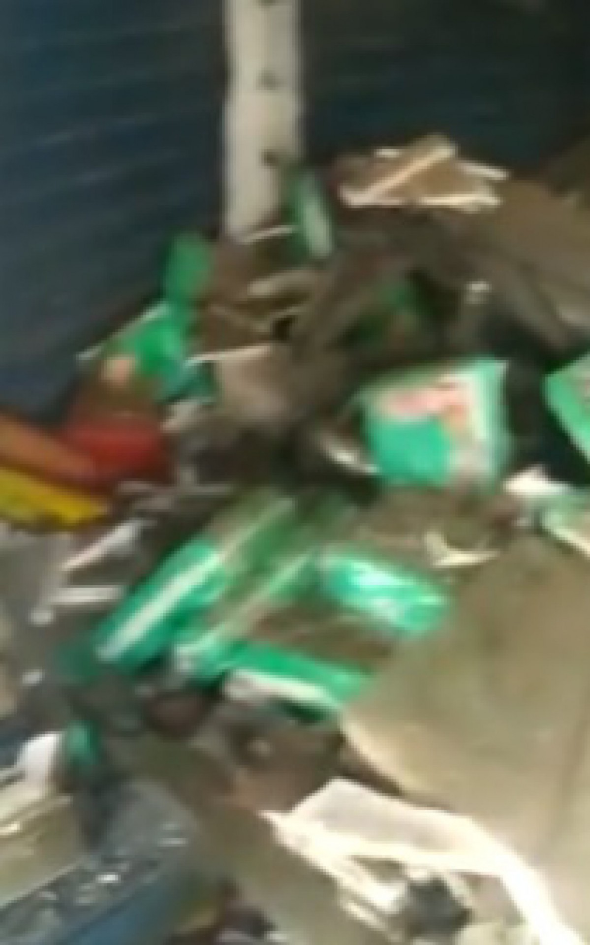 Produtos ficaram espalhados pelo local