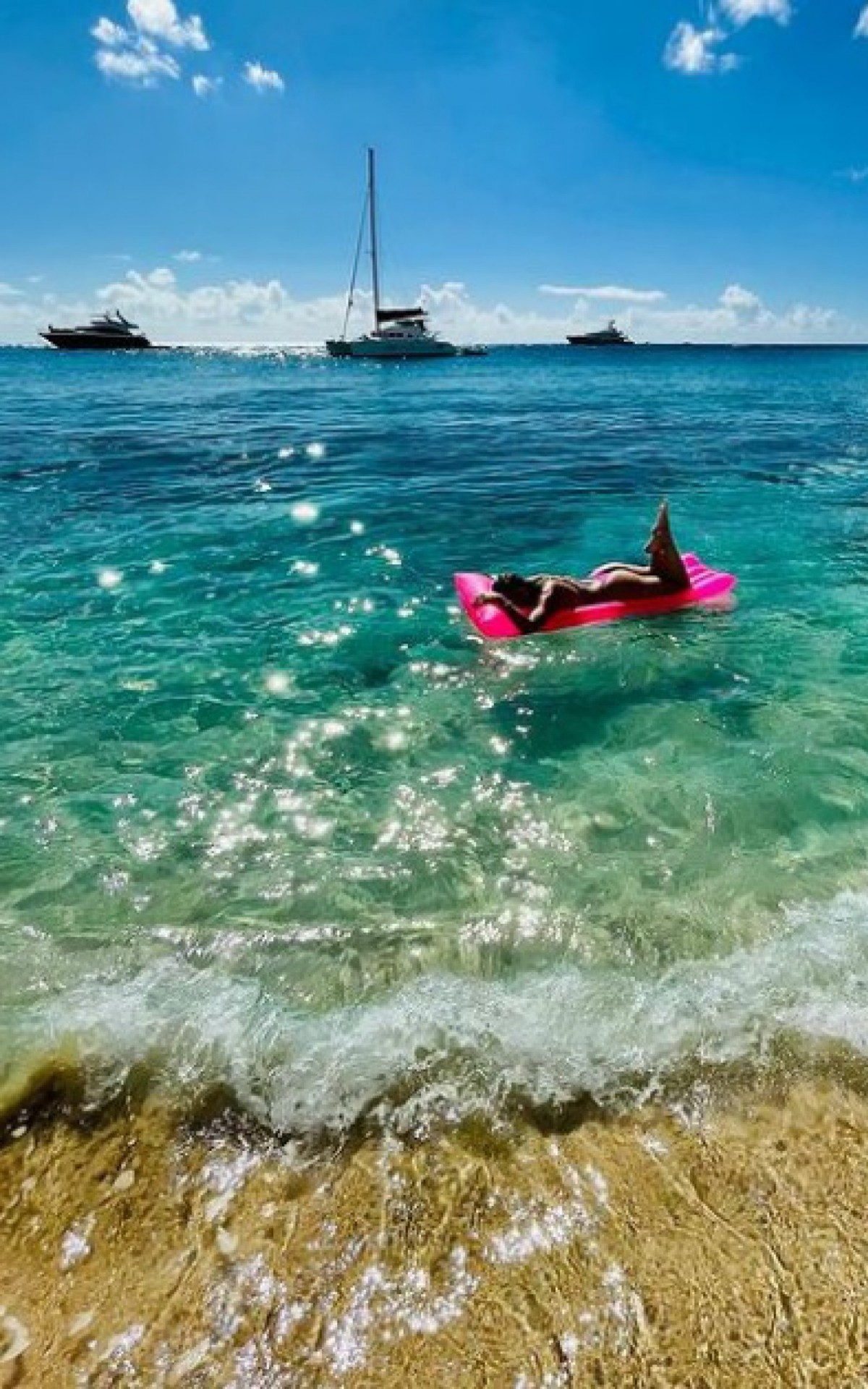 L&iacute;via Andrade ostenta boa forma em cliques de biqu&iacute;ni