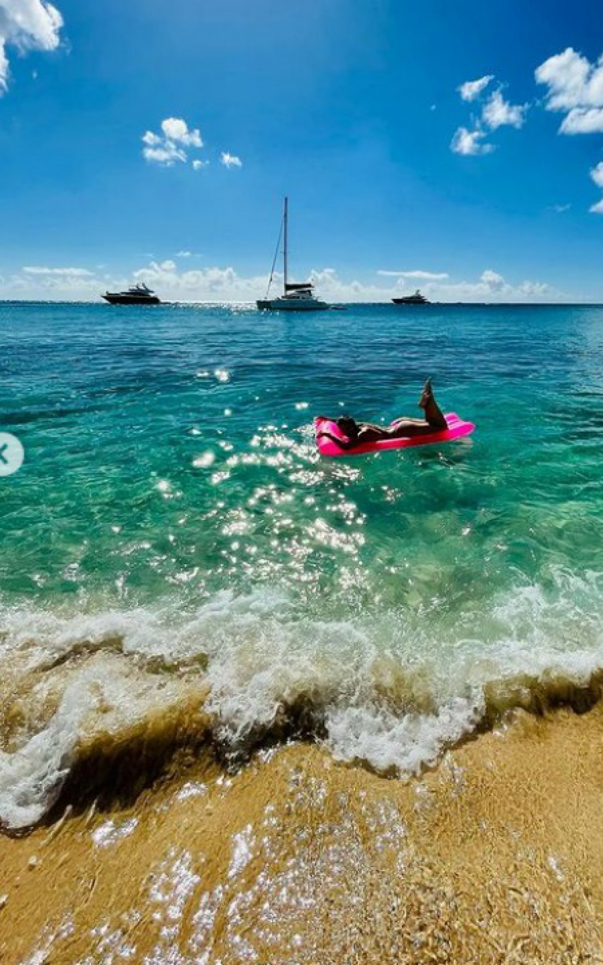 L&iacute;via Andrade ostenta boa forma em cliques de biqu&iacute;ni