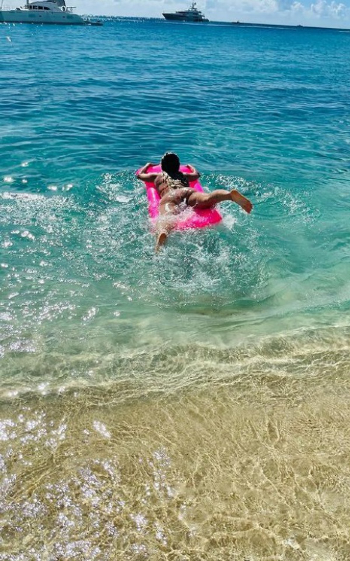 L&iacute;via Andrade ostenta boa forma em cliques de biqu&iacute;ni