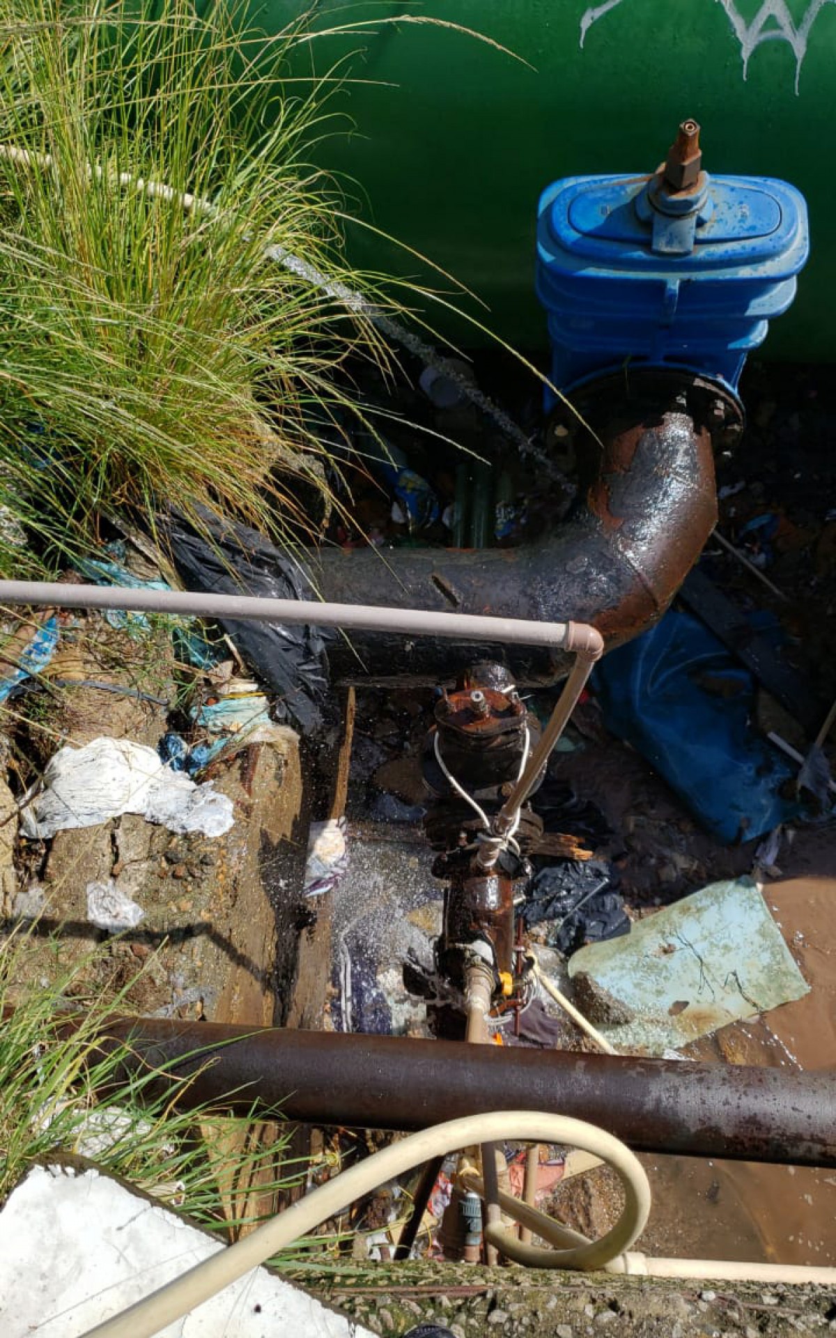 Passagem de água clandestina na Rua Leopoldo Bulhões - Divulgação