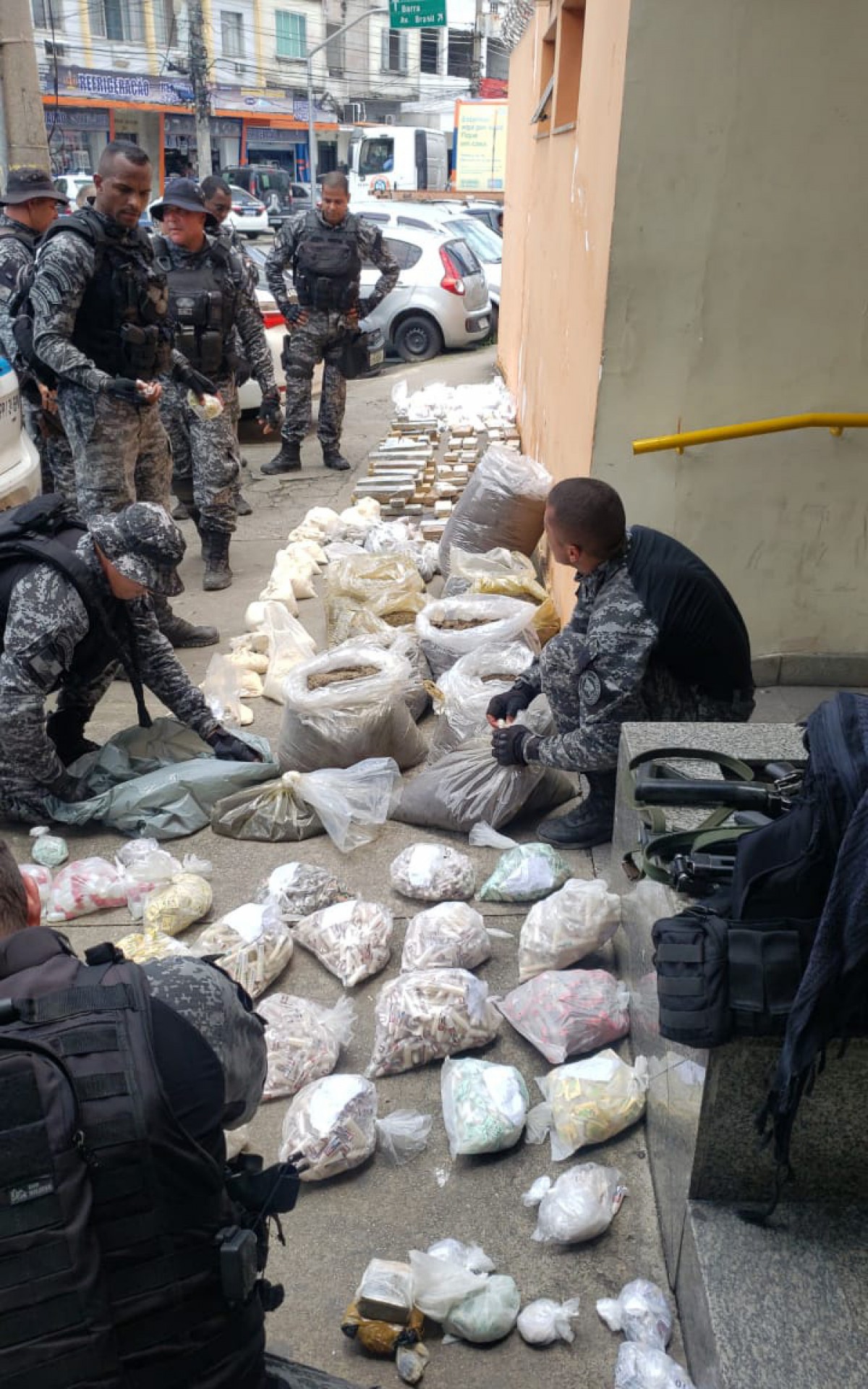 Apreensão de drogas no Mandela. Material ainda será contabilizado - Divulgação / Polícia Militar