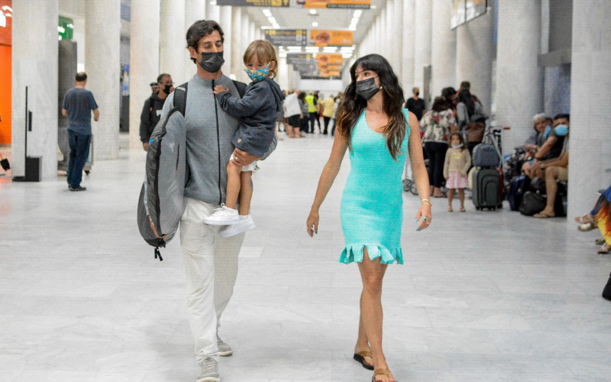 Isis Valverde desembarca no Aeroporto Santos Dumont, no Rio, acompanhada pelo marido, Andr&eacute; Resende, e pelo filho, Rael