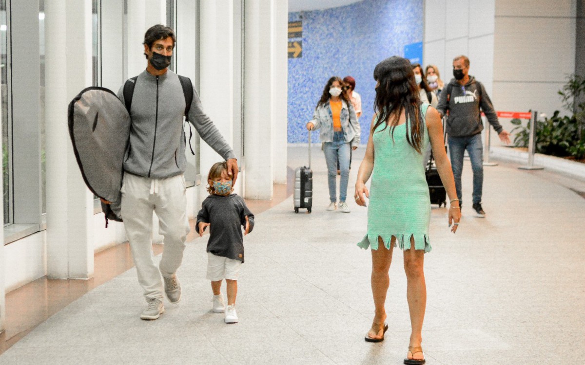 Isis Valverde desembarca no Aeroporto Santos Dumont, no Rio, acompanhada pelo marido, Andr&eacute; Resende, e pelo filho, Rael