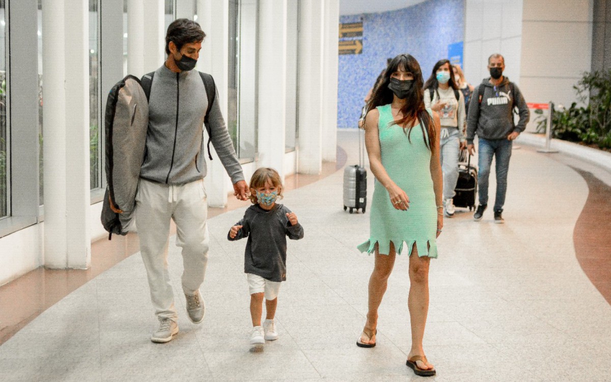 Isis Valverde desembarca no Aeroporto Santos Dumont, no Rio, acompanhada pelo marido, Andr&eacute; Resende, e pelo filho, Rael