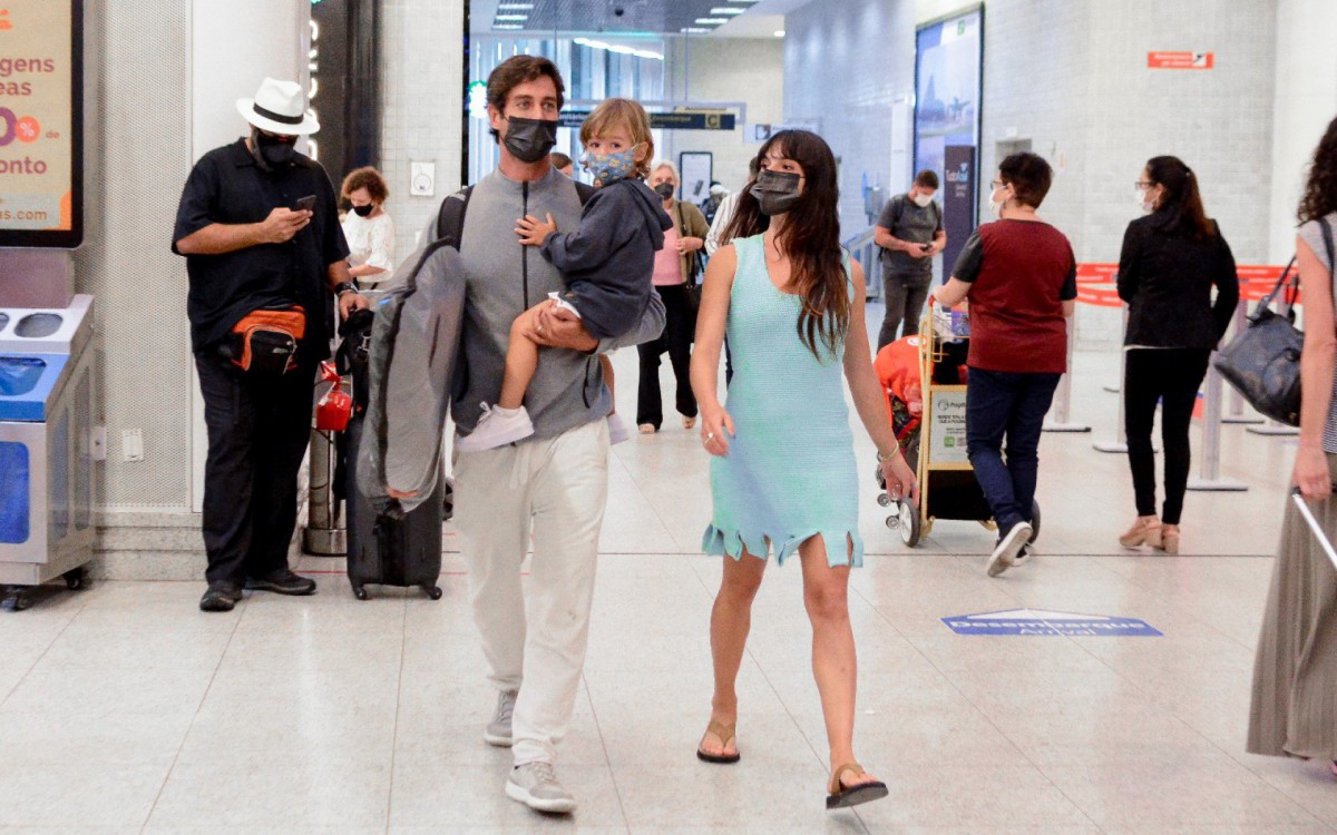 Isis Valverde desembarca no Aeroporto Santos Dumont, no Rio, acompanhada pelo marido, André Resende, e pelo filho, Rael - Webert Belicio / Ag. News